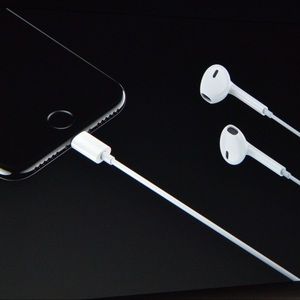 Apple headphones lighting cable